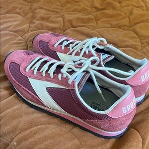 Brooks vanguard heritage Women's pink and White Sneakers size 11